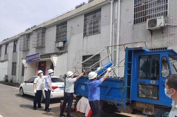 江夏城管拆除4处违建 为争创无违社区打下坚实基础