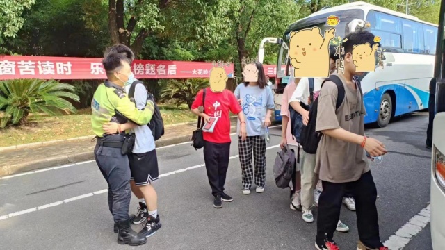 不一样的“陪考”！交警父亲考场外护航
