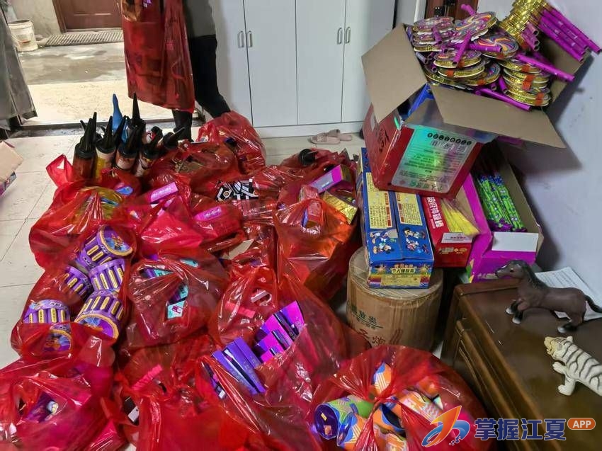 打击非法储运销烟花爆竹，江夏警方连续查处3个窝点