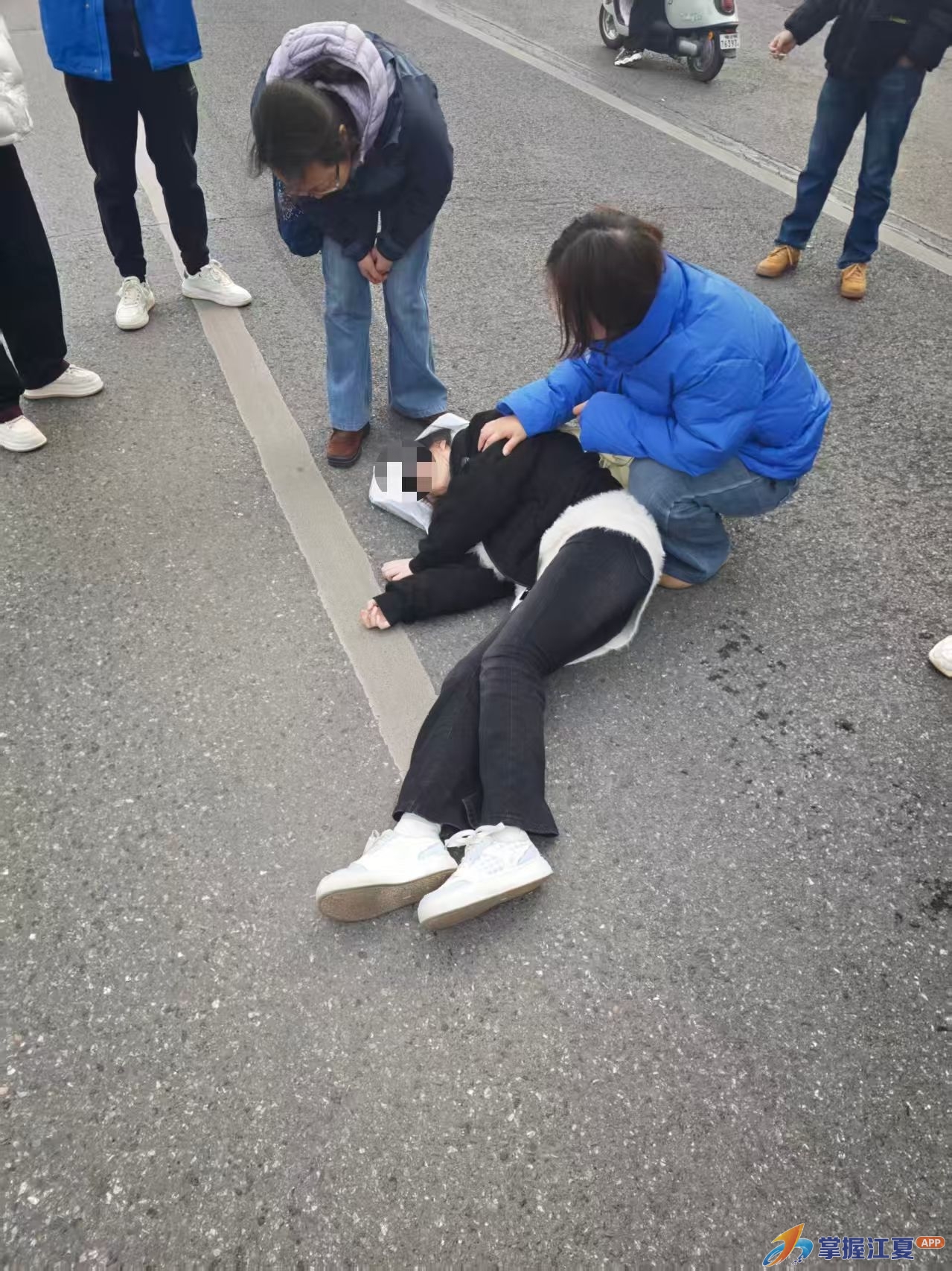女子街头晕倒，退役军人及热心市民合力救援