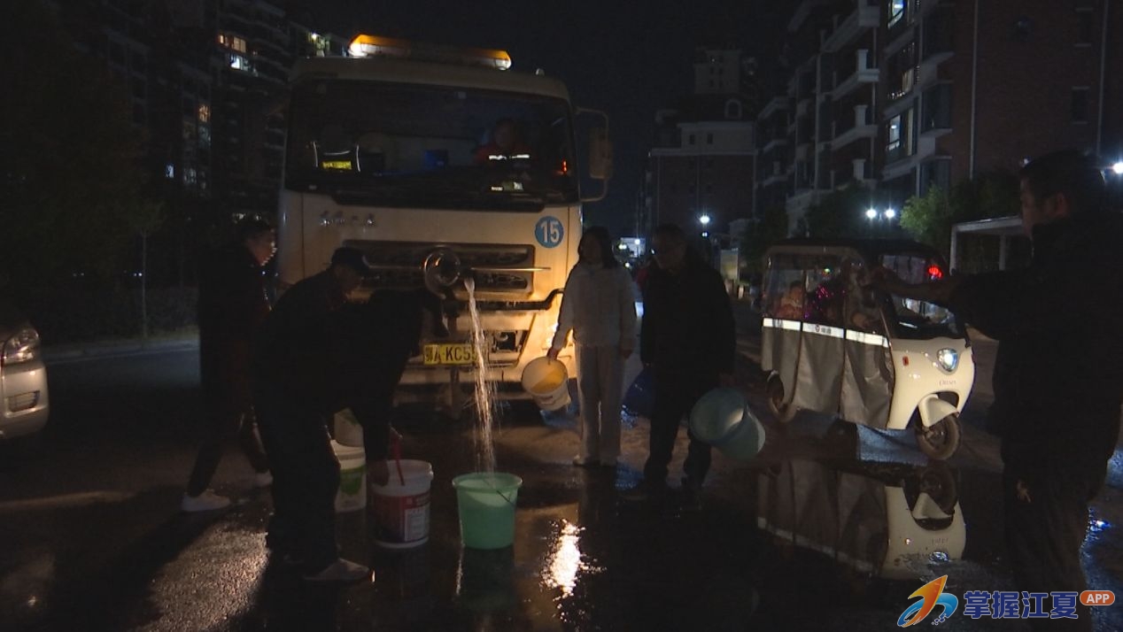 小区供水管网突发故障 江夏区城运集团连夜抢修保民生