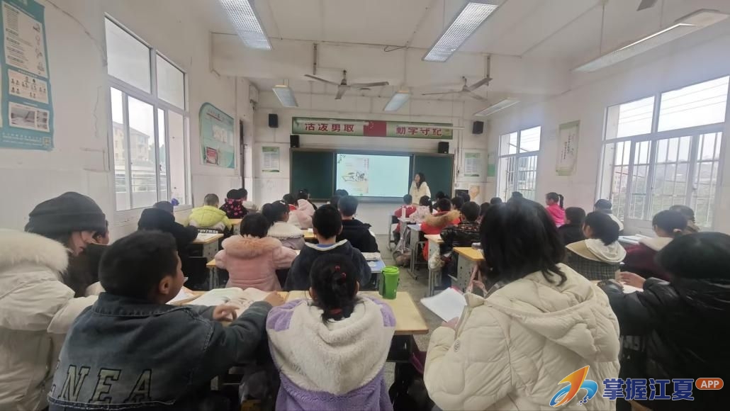 岁末送教暖人心 听课指导促成长 ——文化大道小学领导赴湖泗小学开展听课慰问活动
