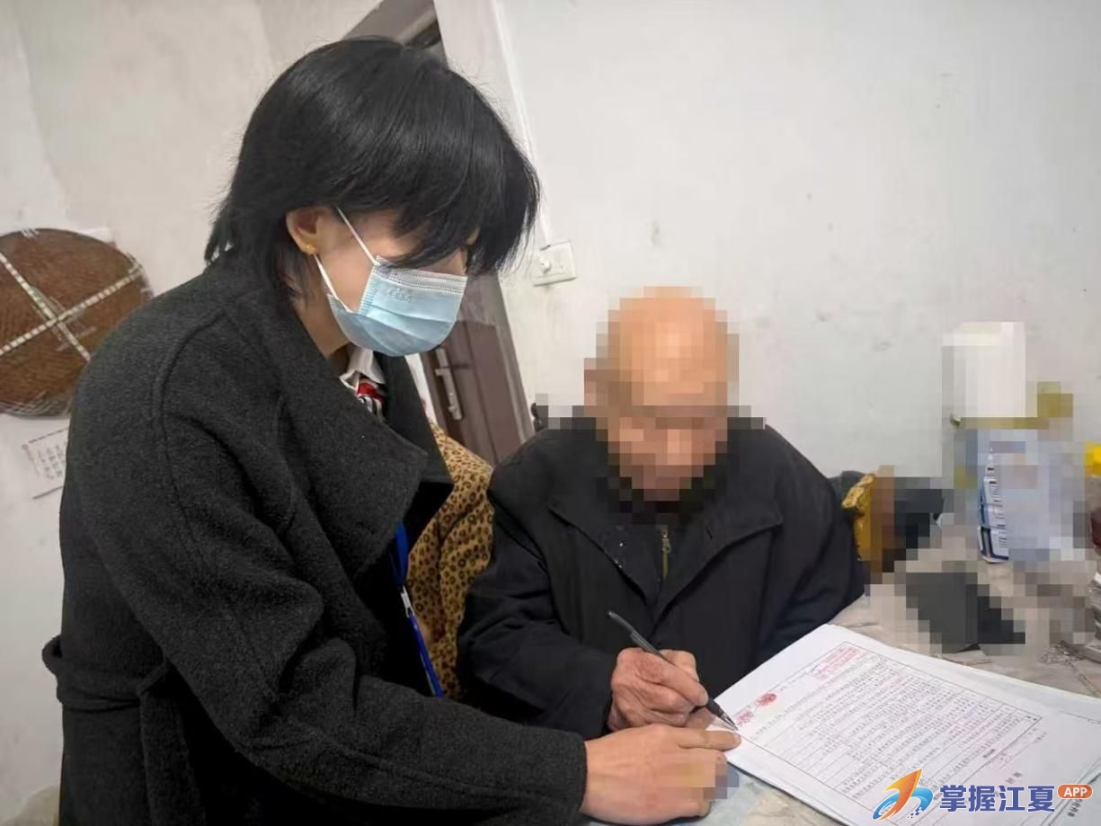 寒风挡不住服务 上门登记暖民心