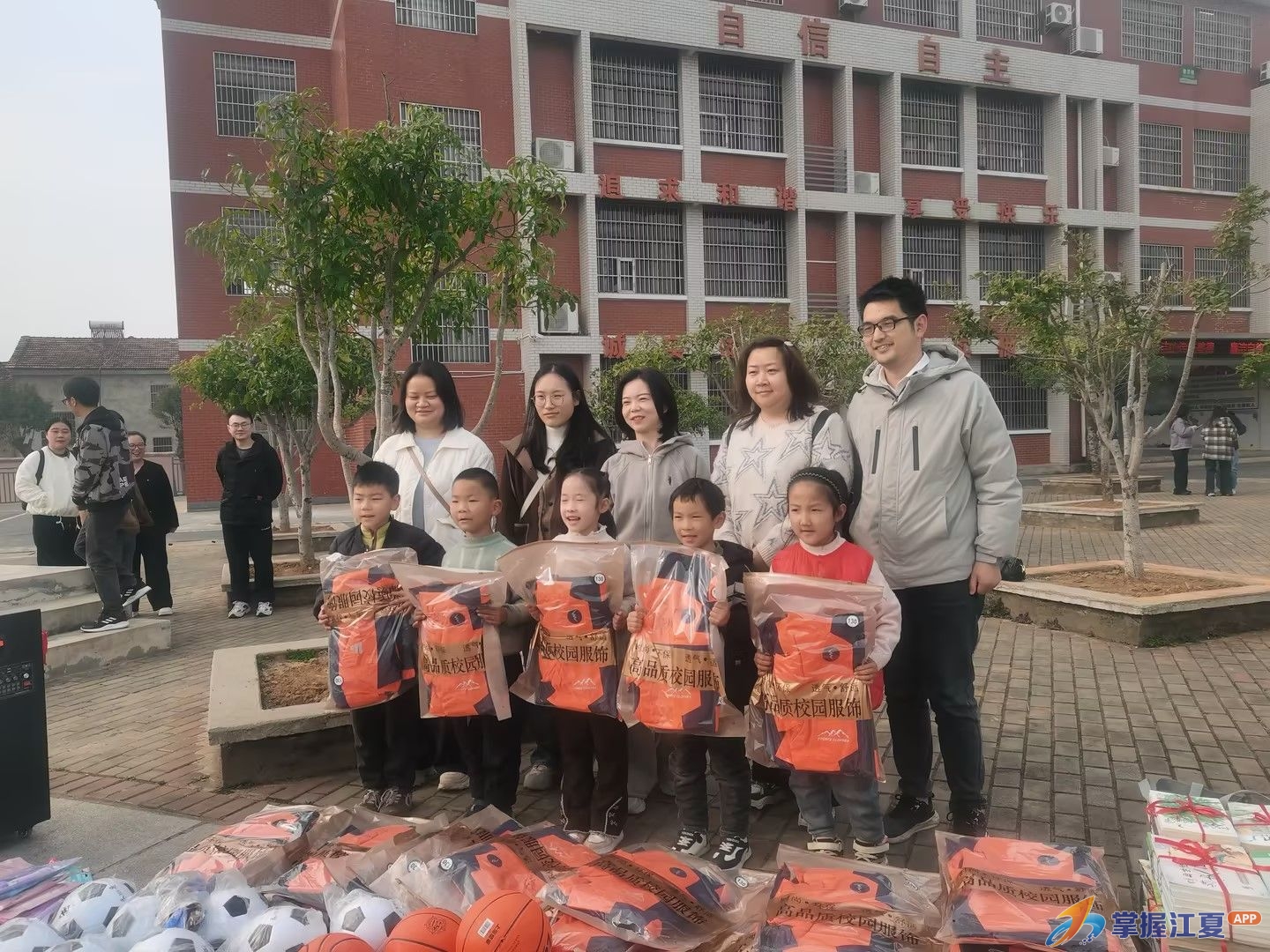 校服暖身 书香润心——湖北一嘉旅游情系土地堂小学公益行