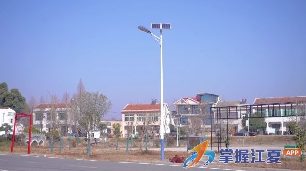 村集体出资村民出力 干群同心点亮乡间夜路