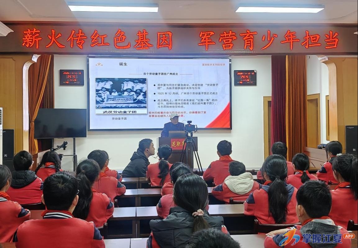 银发宣讲进军营 红色基因育新人