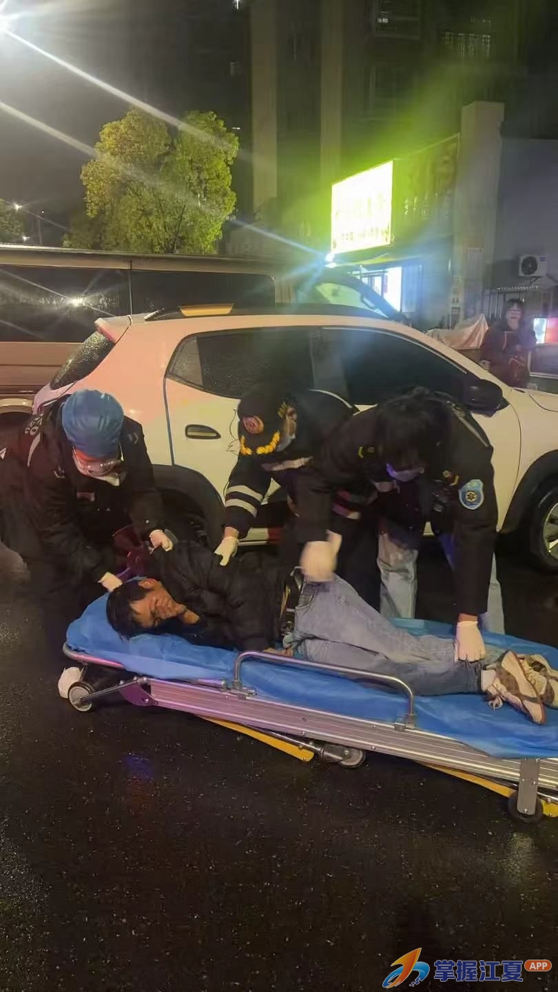 零度雨夜的温暖守护：下沉党员王欢欢紧急救助昏睡路人