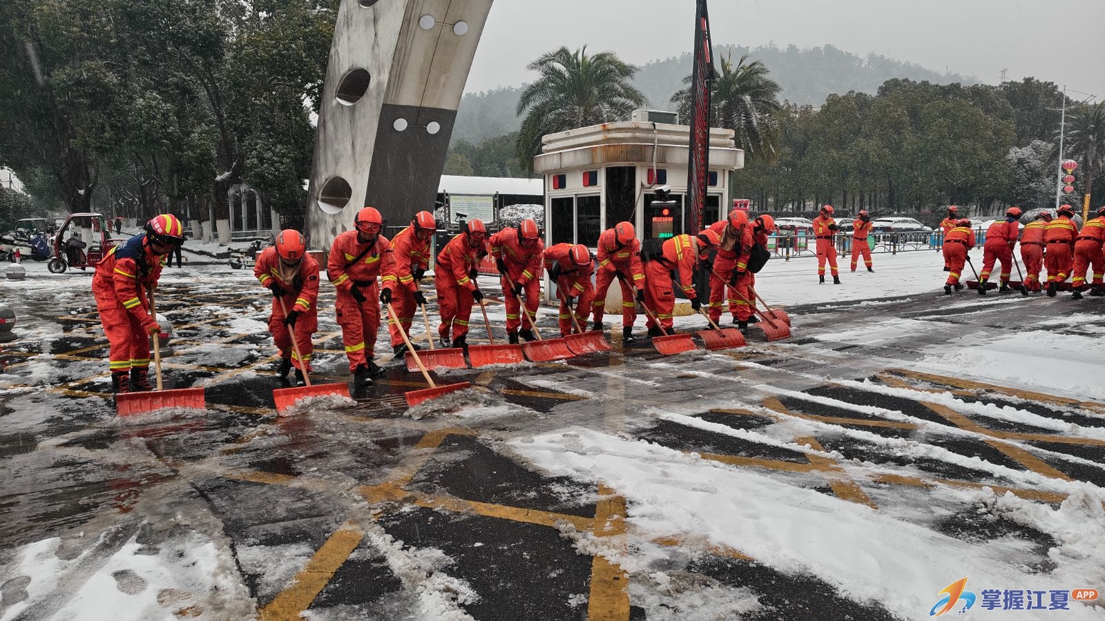 湖北消防救援机动总队江夏驻防大队 积极应对低温雨雪灾害开展助民活动