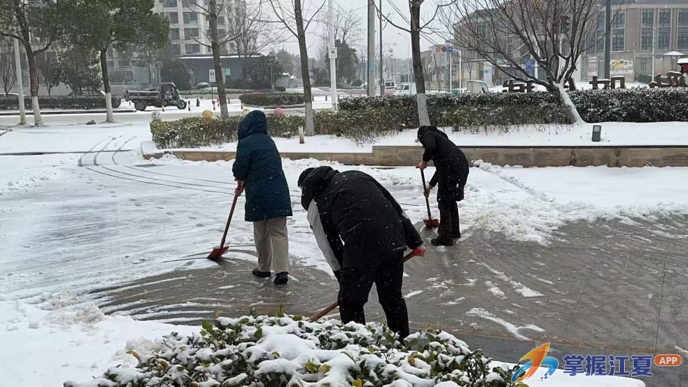 五里界党群服务中心以冰雪为媒暖心聚力