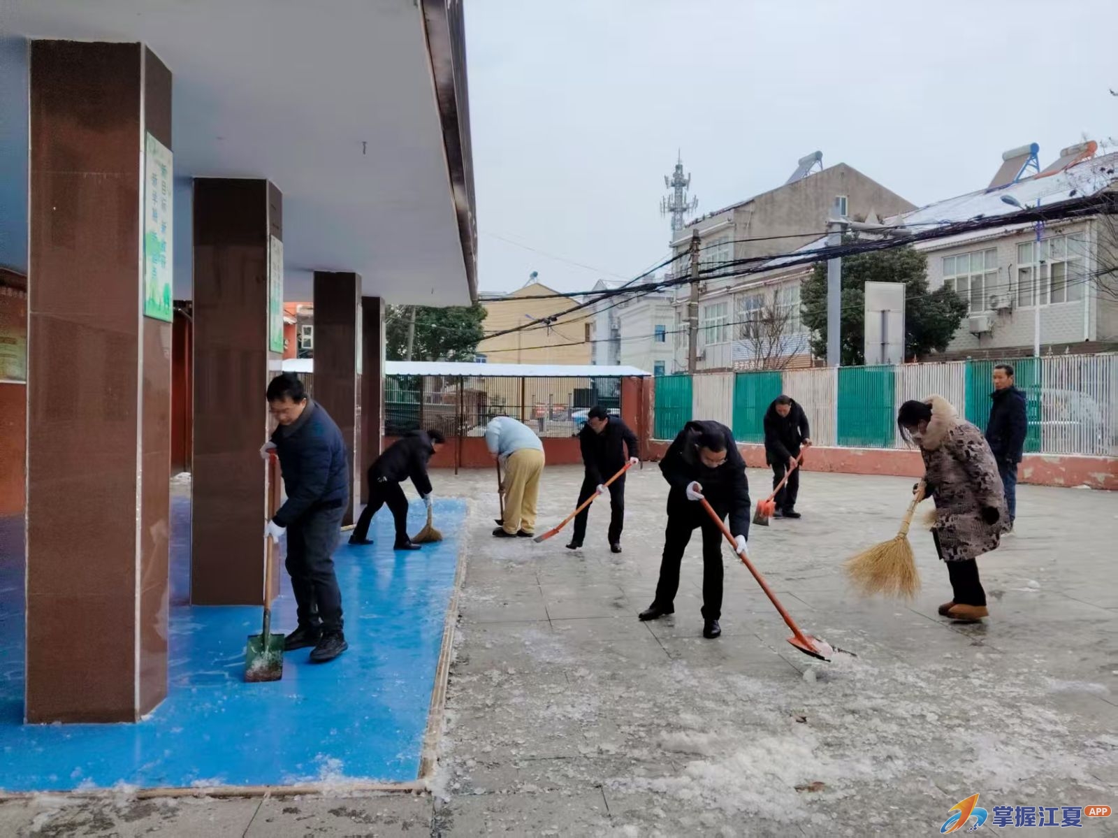 以雪为令护平安 凝心聚力保畅通——江夏区法泗小学教职工铲雪除冰排查安全隐患
