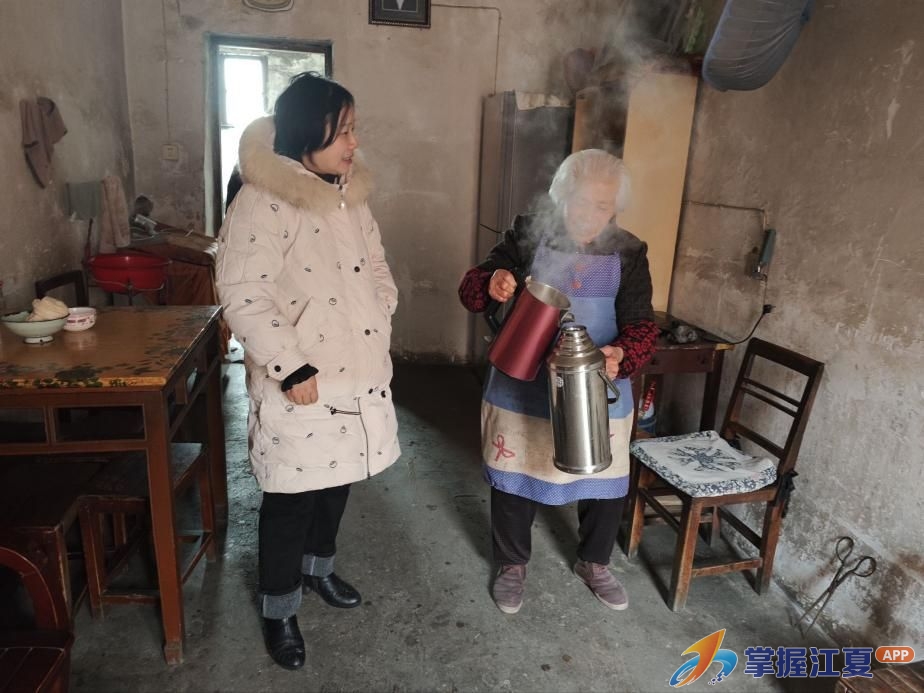 敲门送暖筑防线 安全守护伴冬行 金兴社区开展入户走访宣传活动