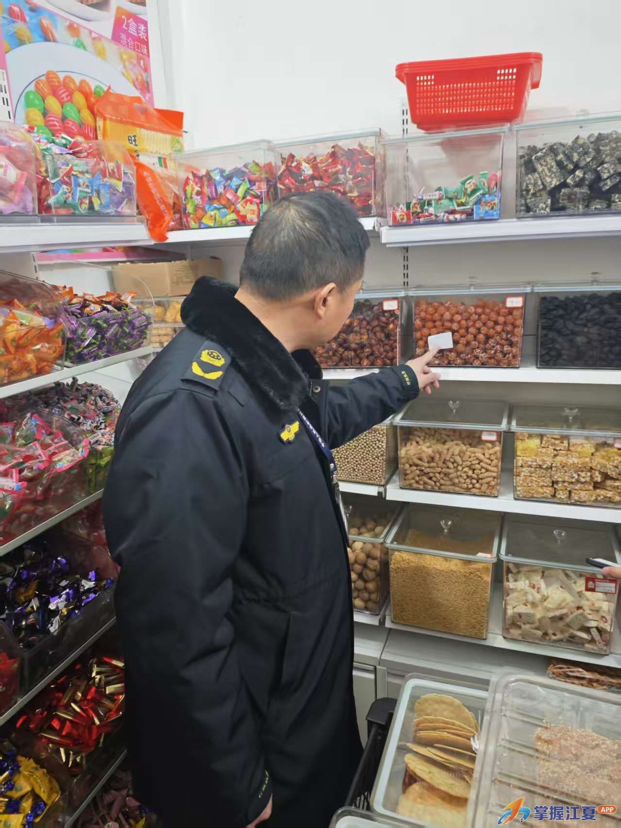 年关守护舌尖安全 五里界市场监管所开展春节前食品安全专项检查