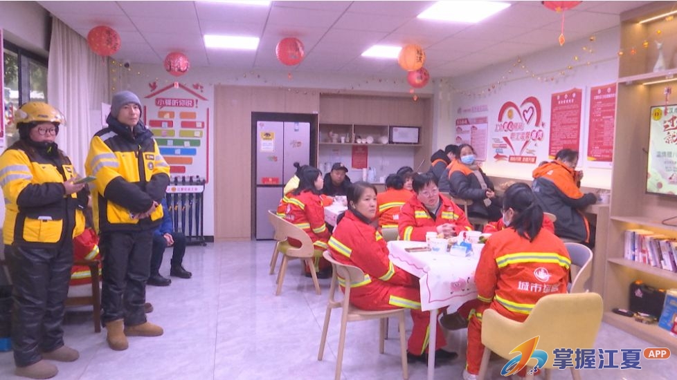 粥香暖寒冬 工会情意浓——江夏区总工会腊八节驿站送温暖