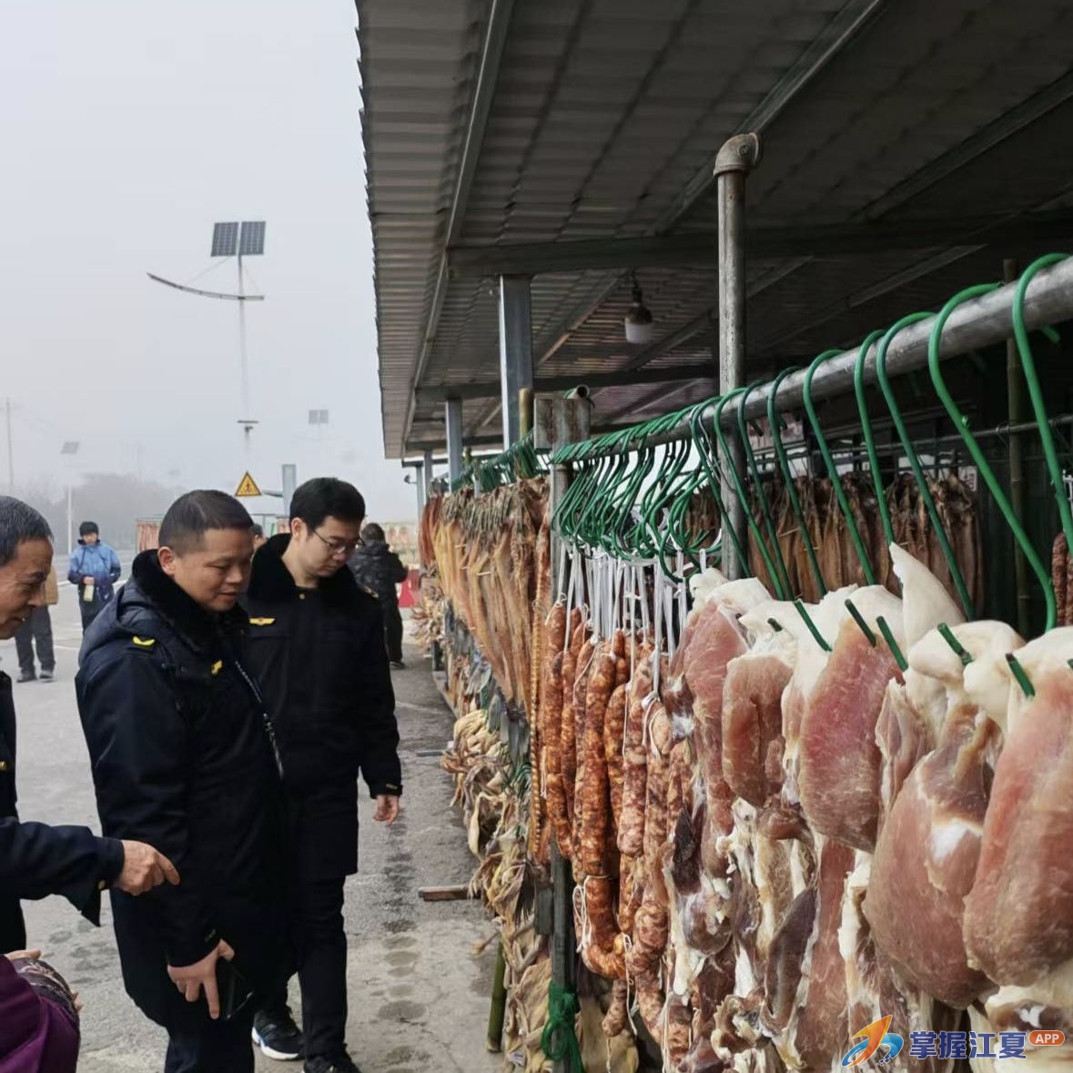 五里界市场监管所开展腊味制品专项检查守护"舌尖上的年味"
