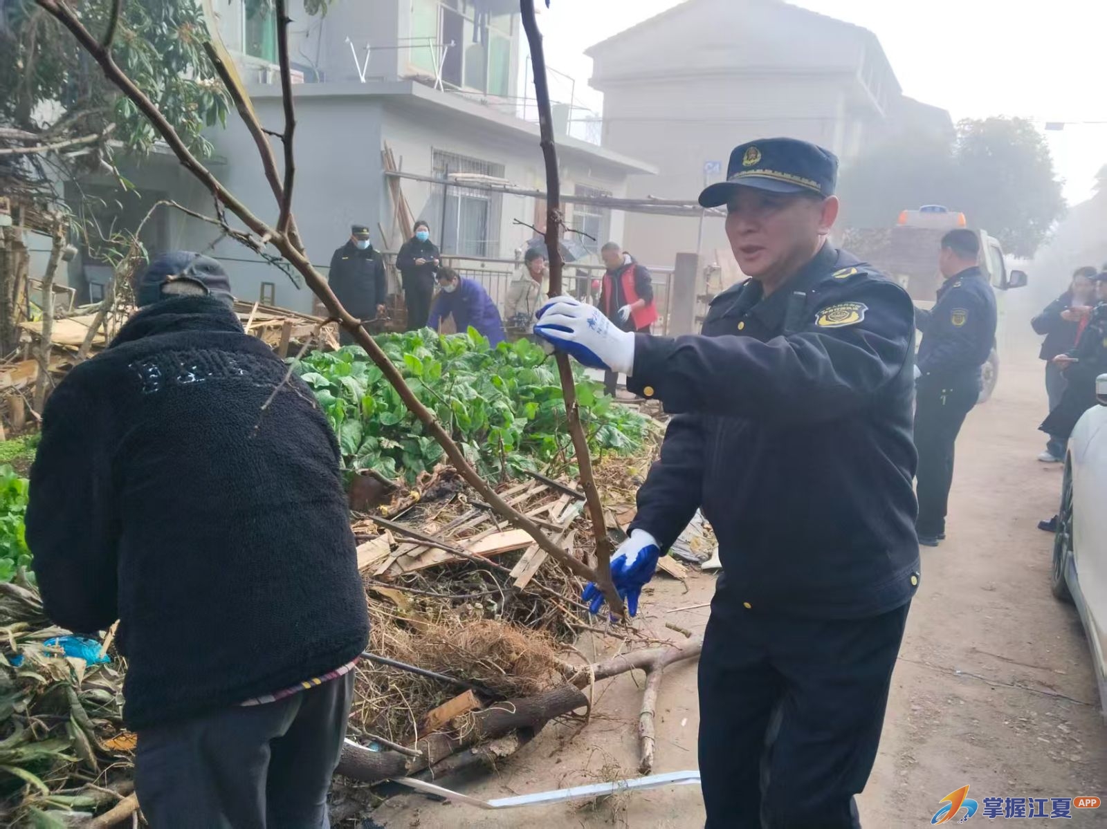 温情执法护民生 清整杂物迎新春  ——纸坊街道开展节前环境卫生集中整治行动