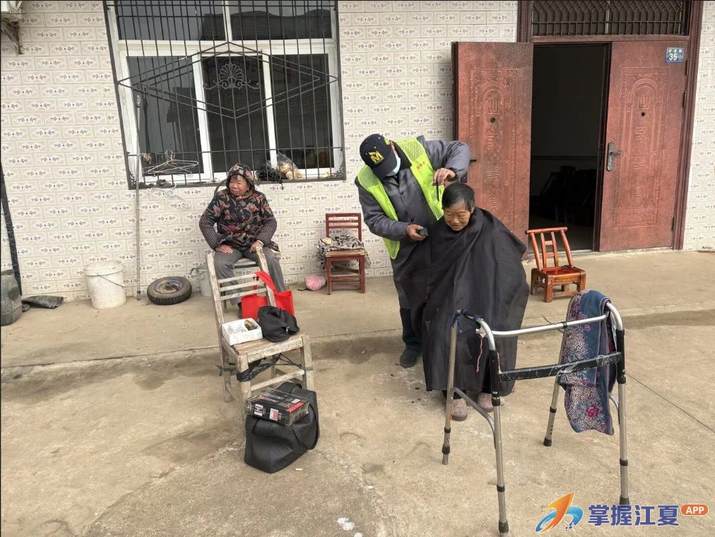 金水办事处花蓝棚大队开展爱心义剪与健康监测活动