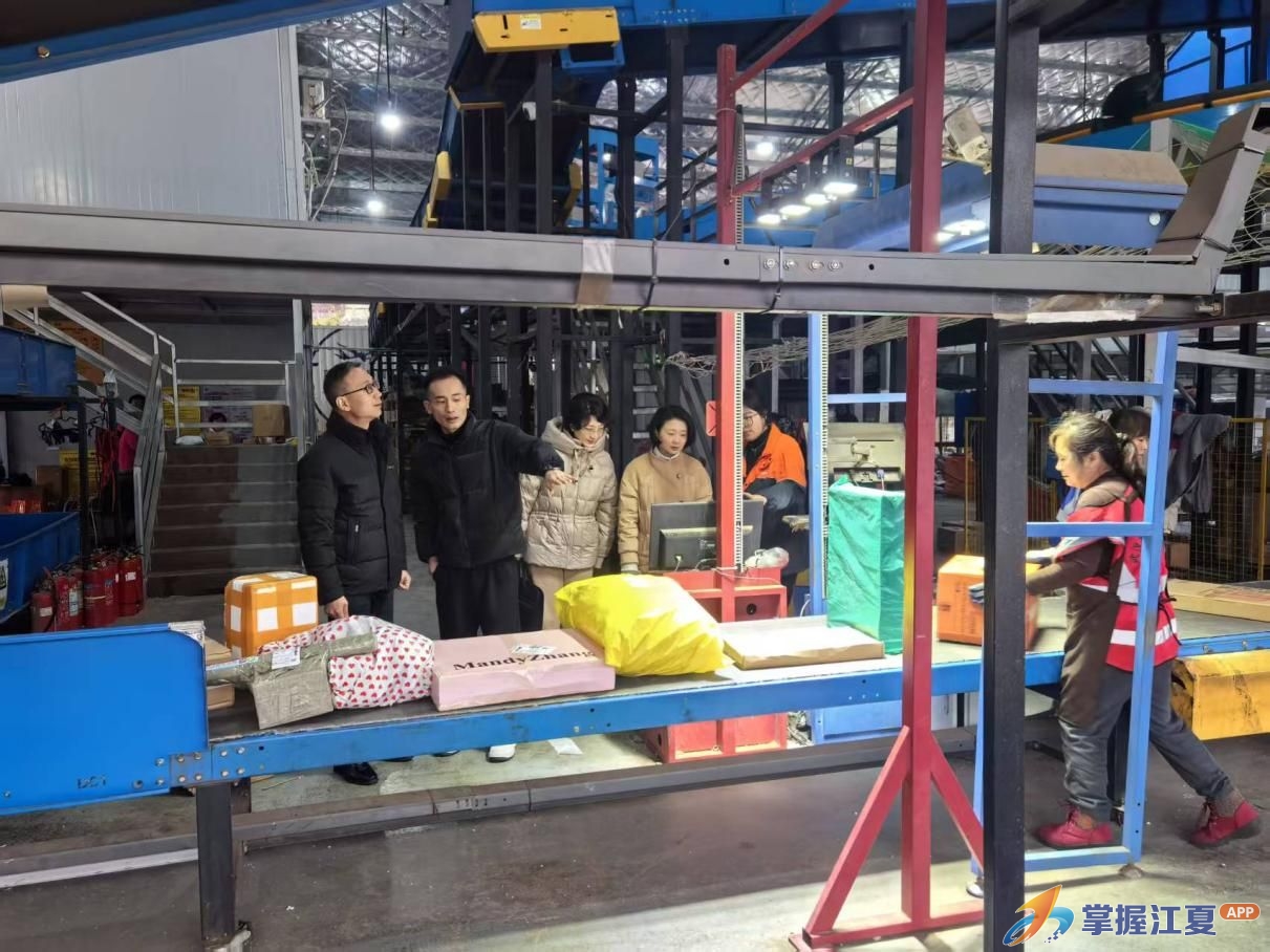 寒冬送暖显担当 情系职工暖人心——市总工会慰问江夏区快递行业职工