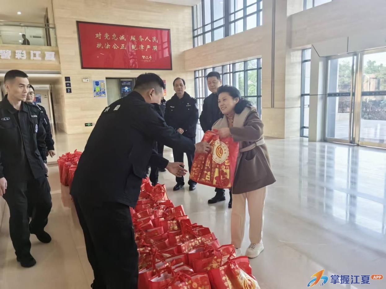 寒冬送暖 温情护航 ——区总工会开展春节前走访慰问一线职工活动