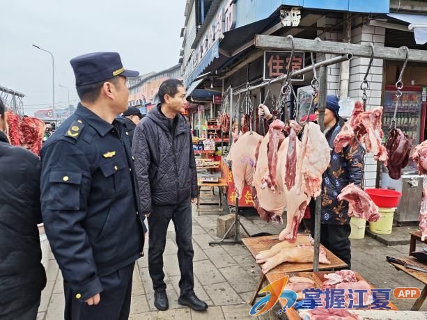 金口街道开展马路市场集中整治，改善集镇环境守护出行安全