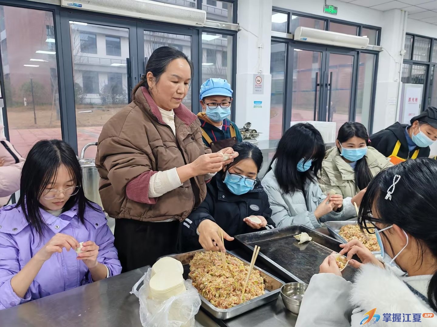 暖冬聚校园 年夜饭传情  ——江夏区山坡中学举办别样师生团圆宴
