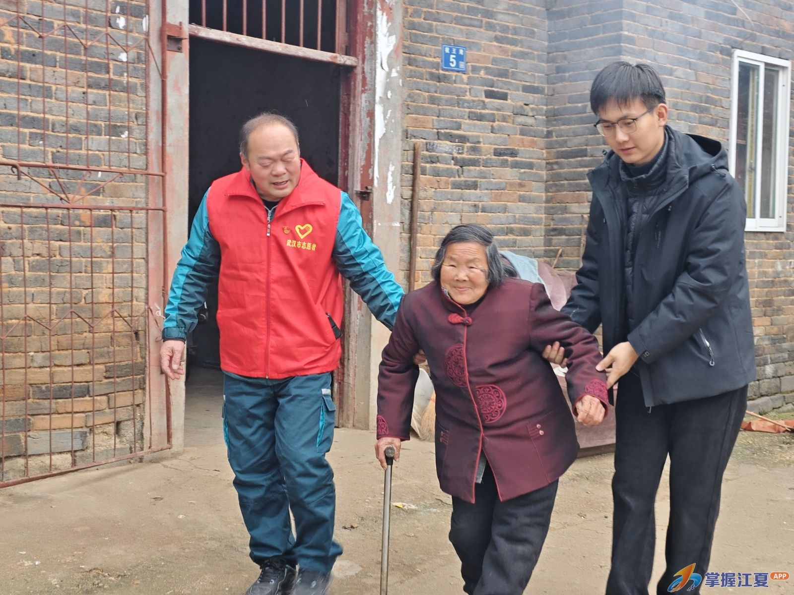 一桌乡土菜 吃了三十三年——熊桂林爱心年饭温暖开席