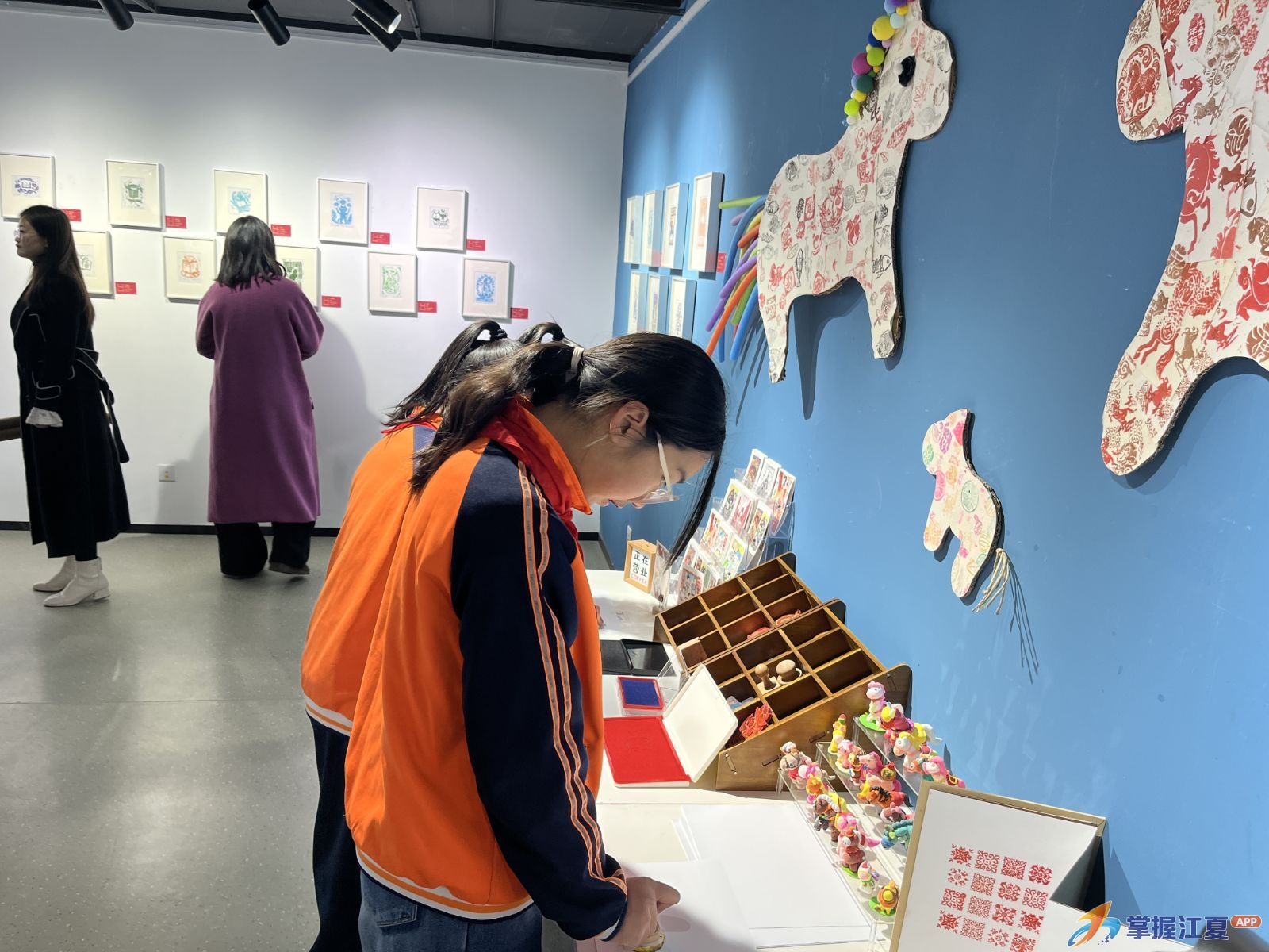 “骏笔刻江夏”木刻年画展启幕，近百幅佳作亮相江夏区文化馆
