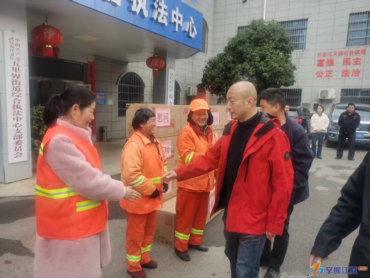 暖心礼包送一线，五里界街道致敬新春“坚守者”