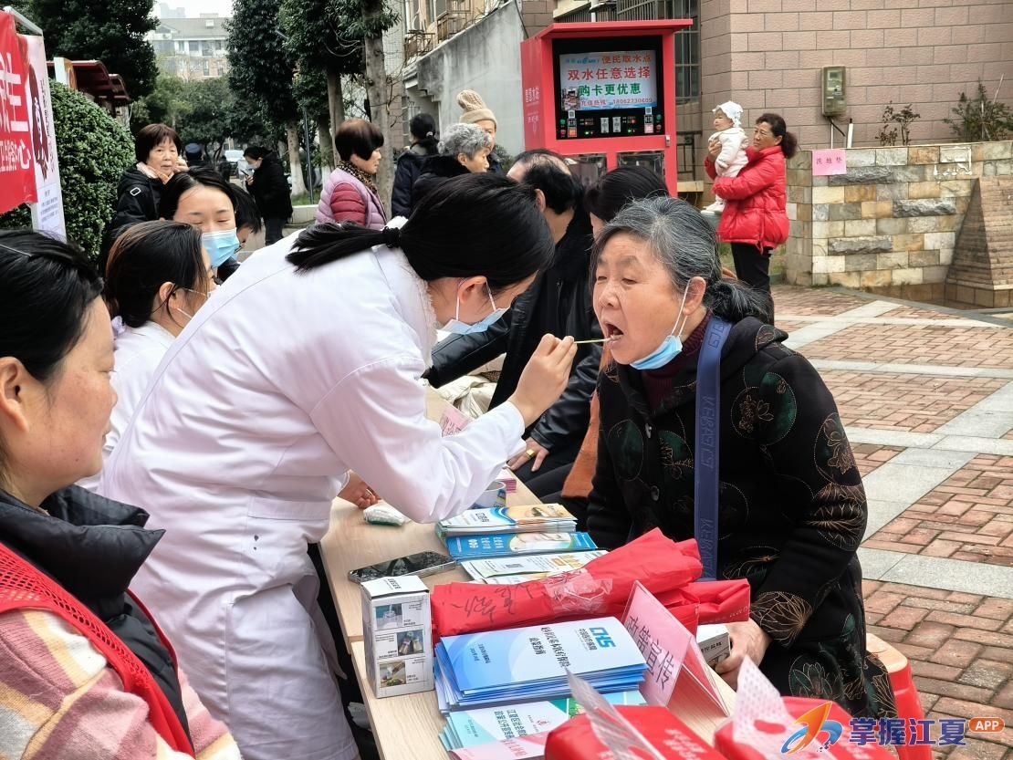 凤凰社区以实干续写雷锋故事，把温暖送到居民心坎上