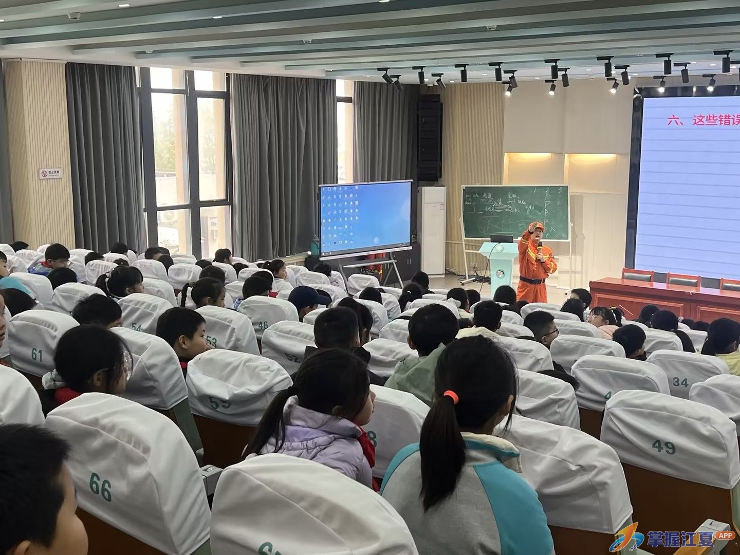 实验小学军运村校区联合宜昌消防救援机动支队宜昌大队开展应急演练活动