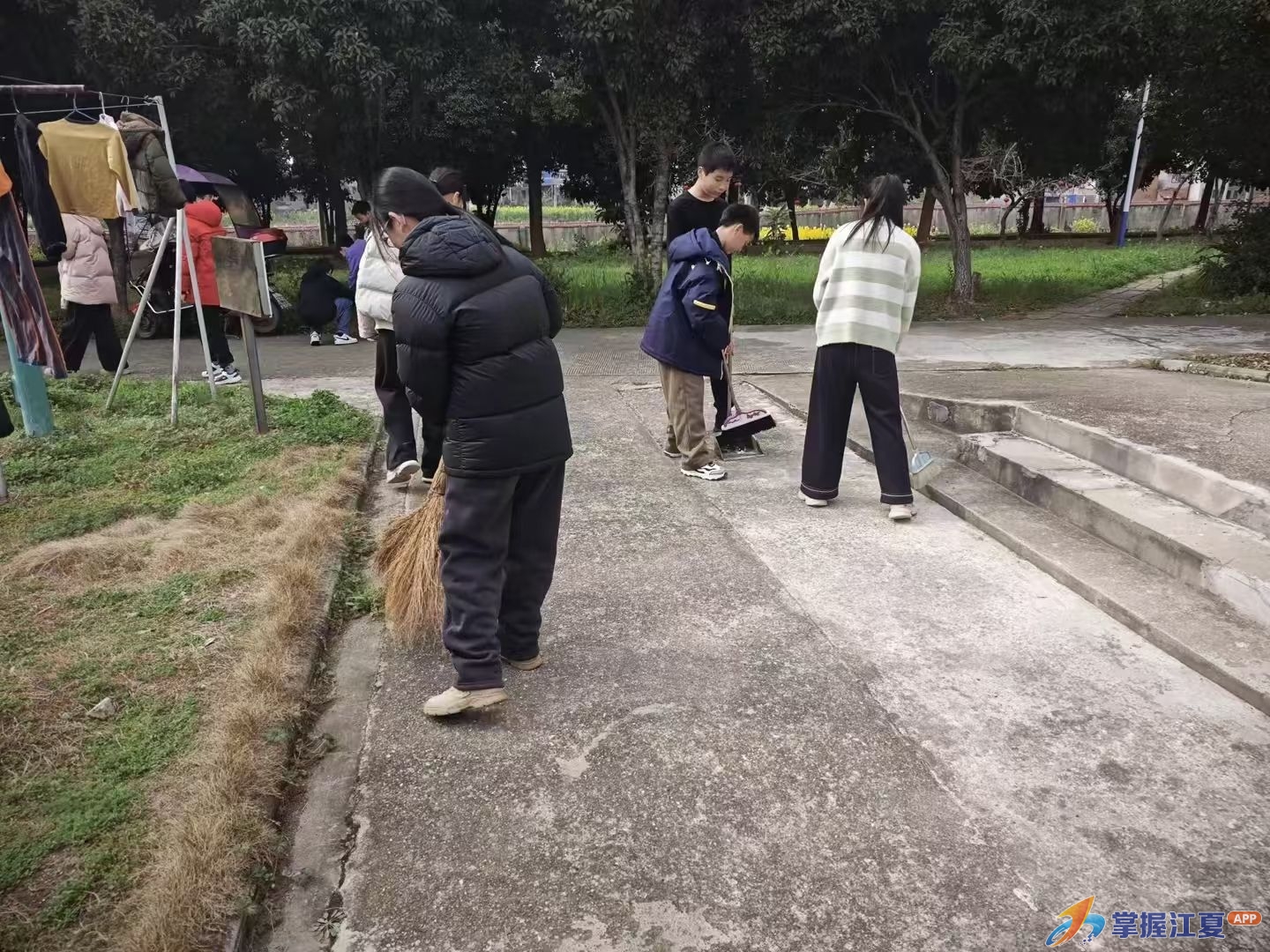 江夏区法泗小学开展学雷锋日志愿服务活动