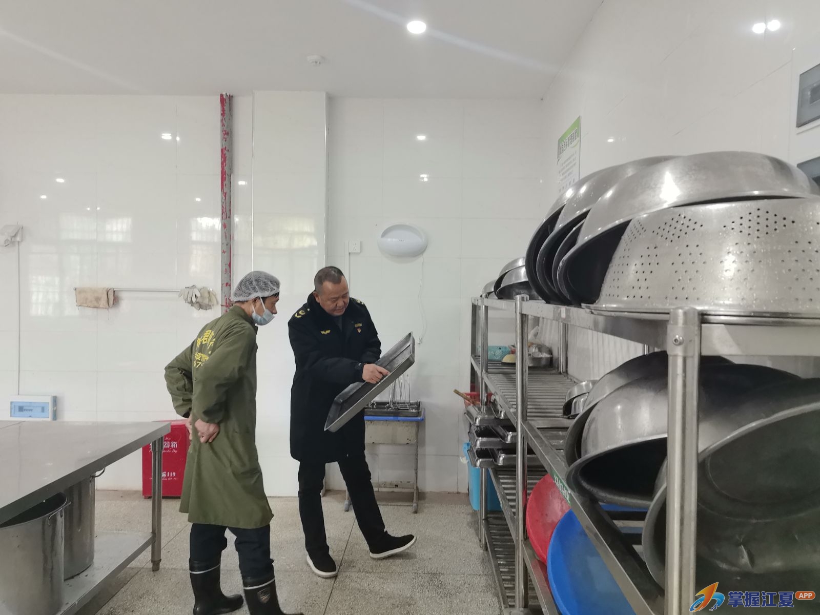 开学首日紧盯“入口最后一关” 安山市场监管所检查校园餐具卫生