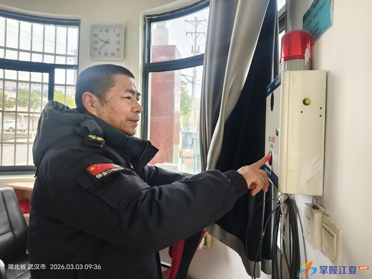 以练筑防 警校护航——江夏区庙山小学开展开学前反恐防暴专项培训演练