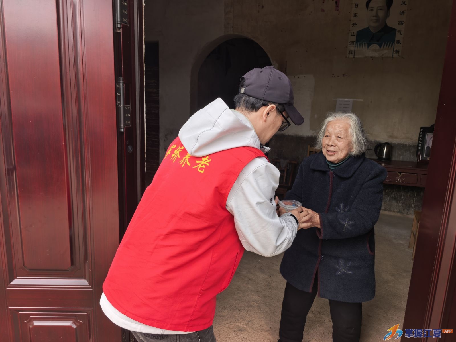 热汤圆送到老人床前，山坡街保福社区的元宵节真暖！