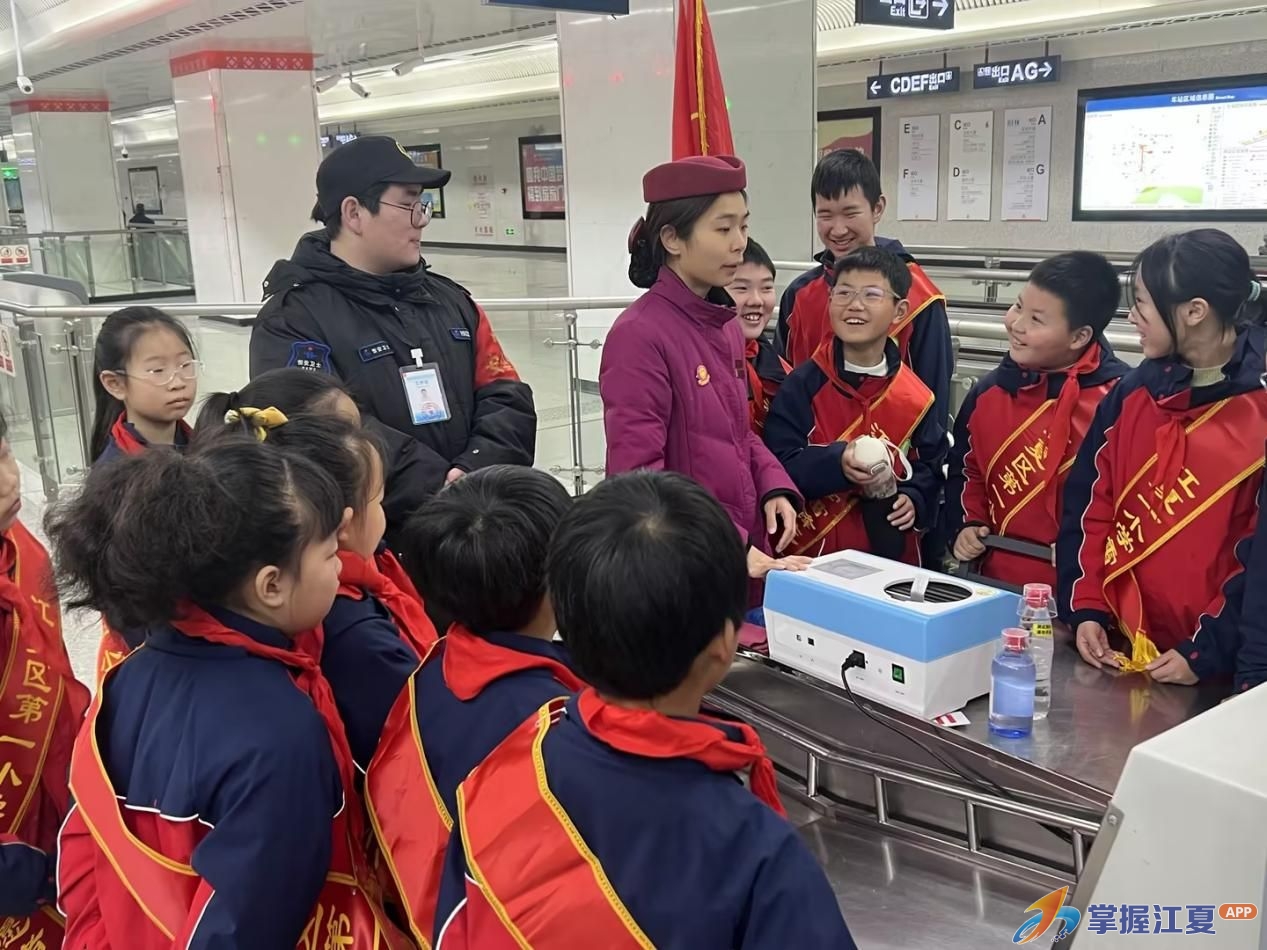 学雷锋！江夏少年志愿者守护地铁出行路