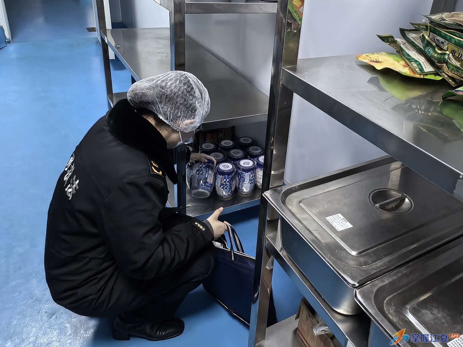 大花岭市场监管所：开展食品安全检查 护航开学季