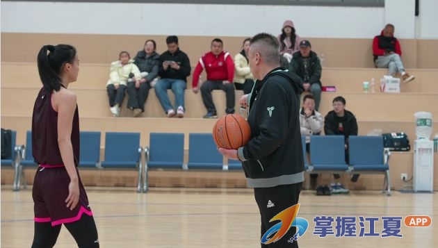 共赴篮球之约 武汉盛帆女篮举办球迷开放日活动