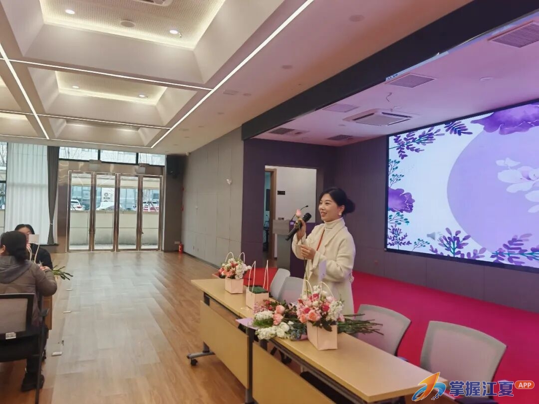 庙山光电子信息产业园组织开展“芳华绽放·服务赋能”三八妇女节主题花艺活动