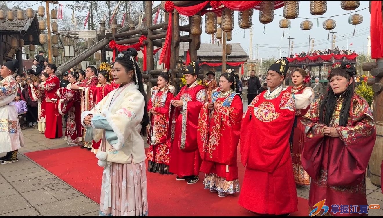 礼敬传统 新风传家  江夏里举办汉婚盛典 六对夫妻重温执手之盟