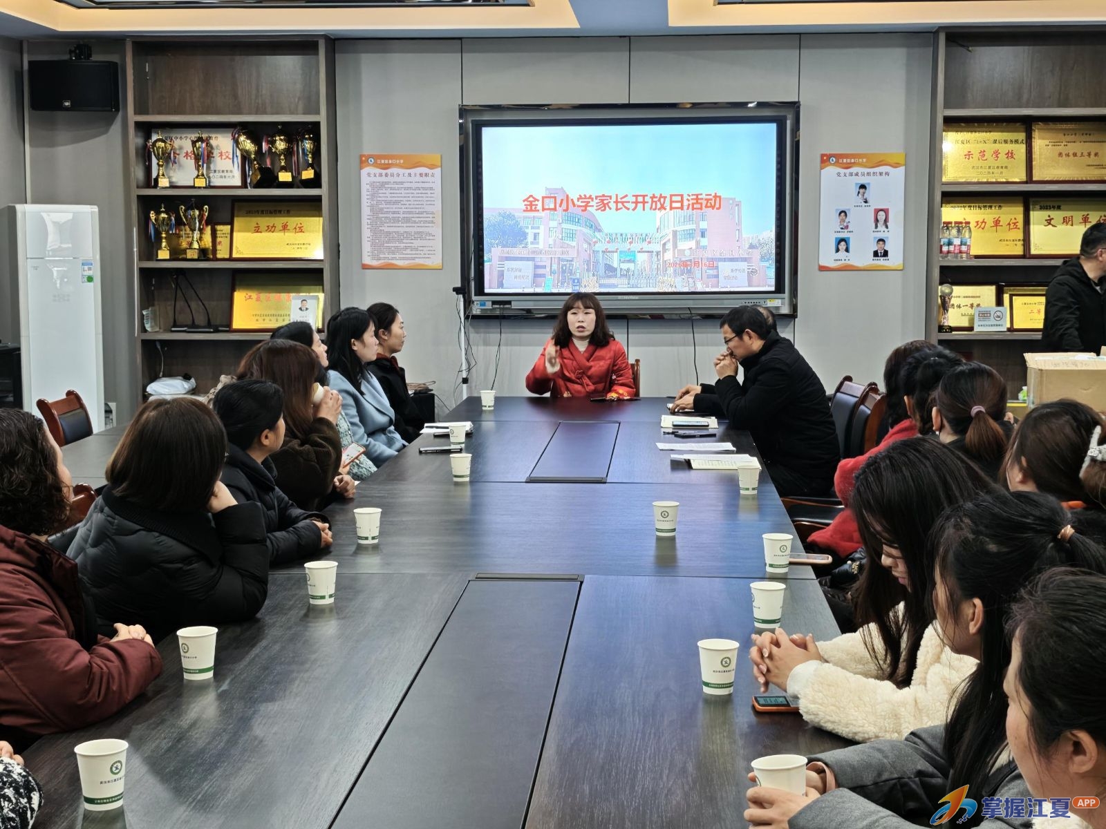 “味”爱而来，共护食安！金口小学家长走进后厨当起“监督员”