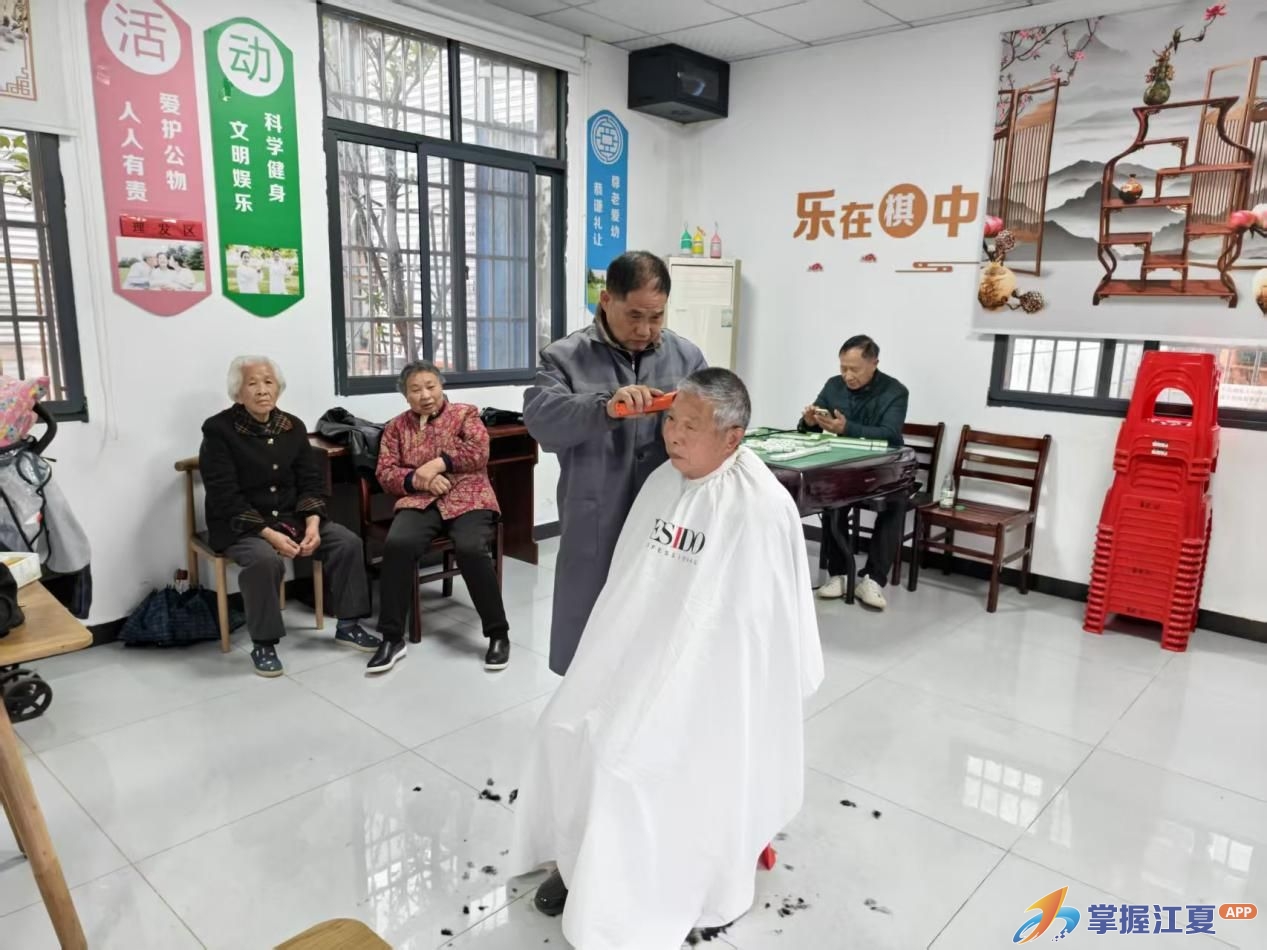 金兴社区开展爱心义剪活动