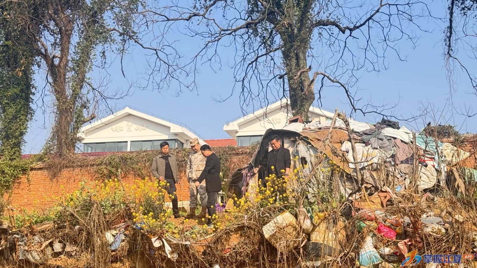 “迷彩绿”牵手“志愿红”！金口军地合力打响环境整治攻坚战