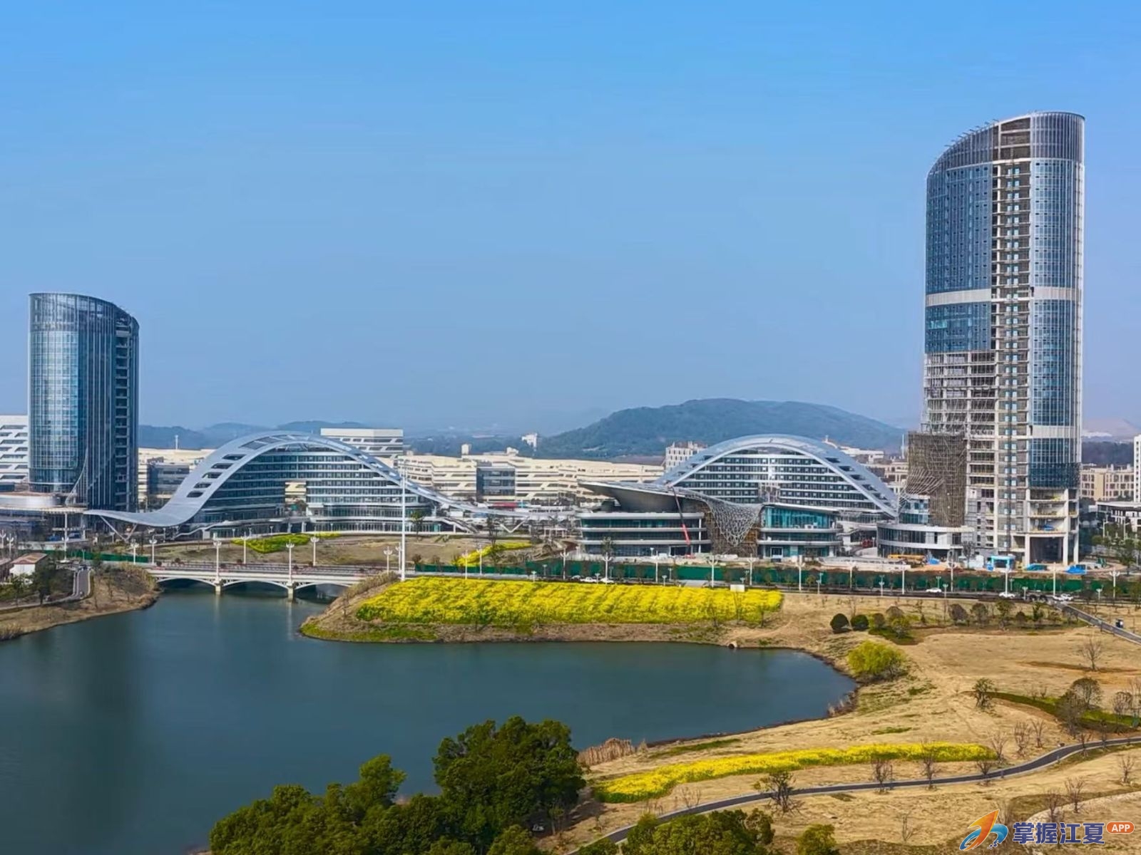 四线一口整治出成效 凤栖湖畔花海绽新颜