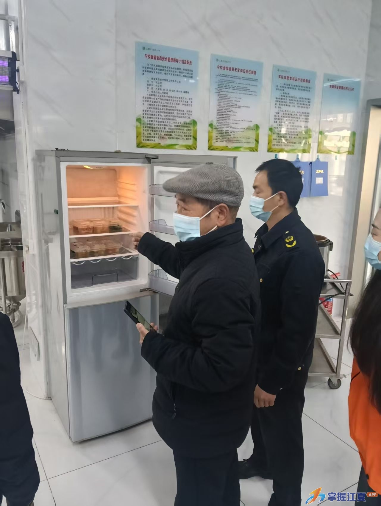 校园食堂开放日 家校联动守护学生“舌尖安全”