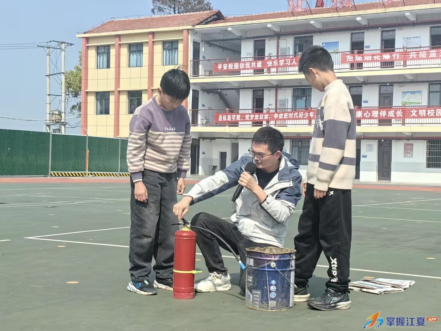 法泗街道桥头小学开展消防安全演练