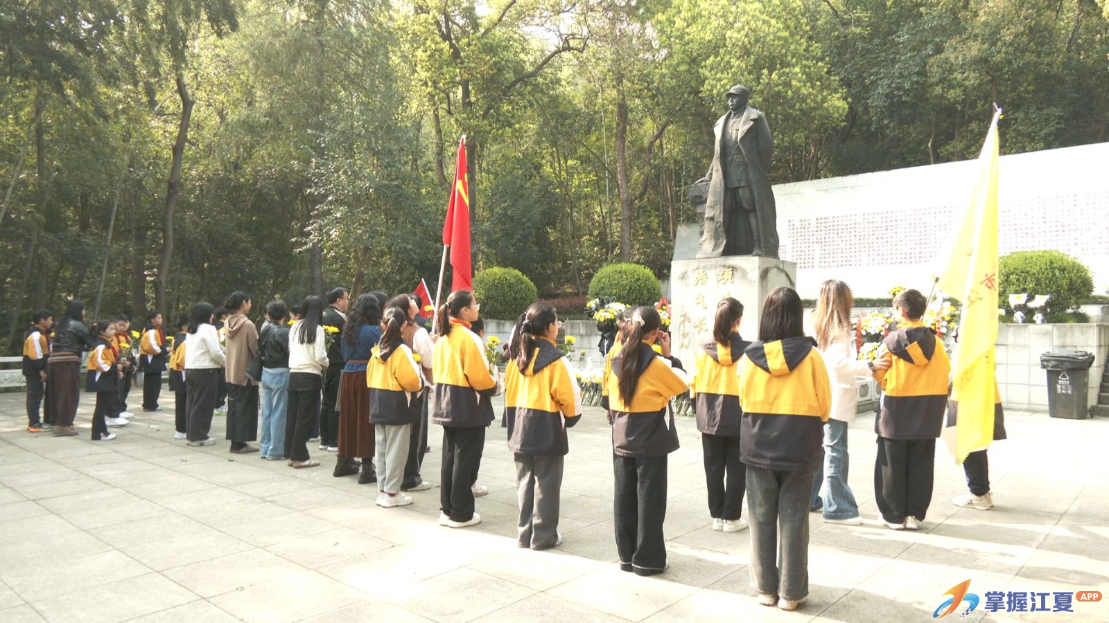 江夏区齐心小学：大手拉小手祭英烈 红色基因代代传