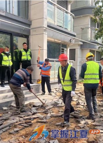 铲违规硬化 还小区绿地 纸坊街“城管进社区”护绿在行动