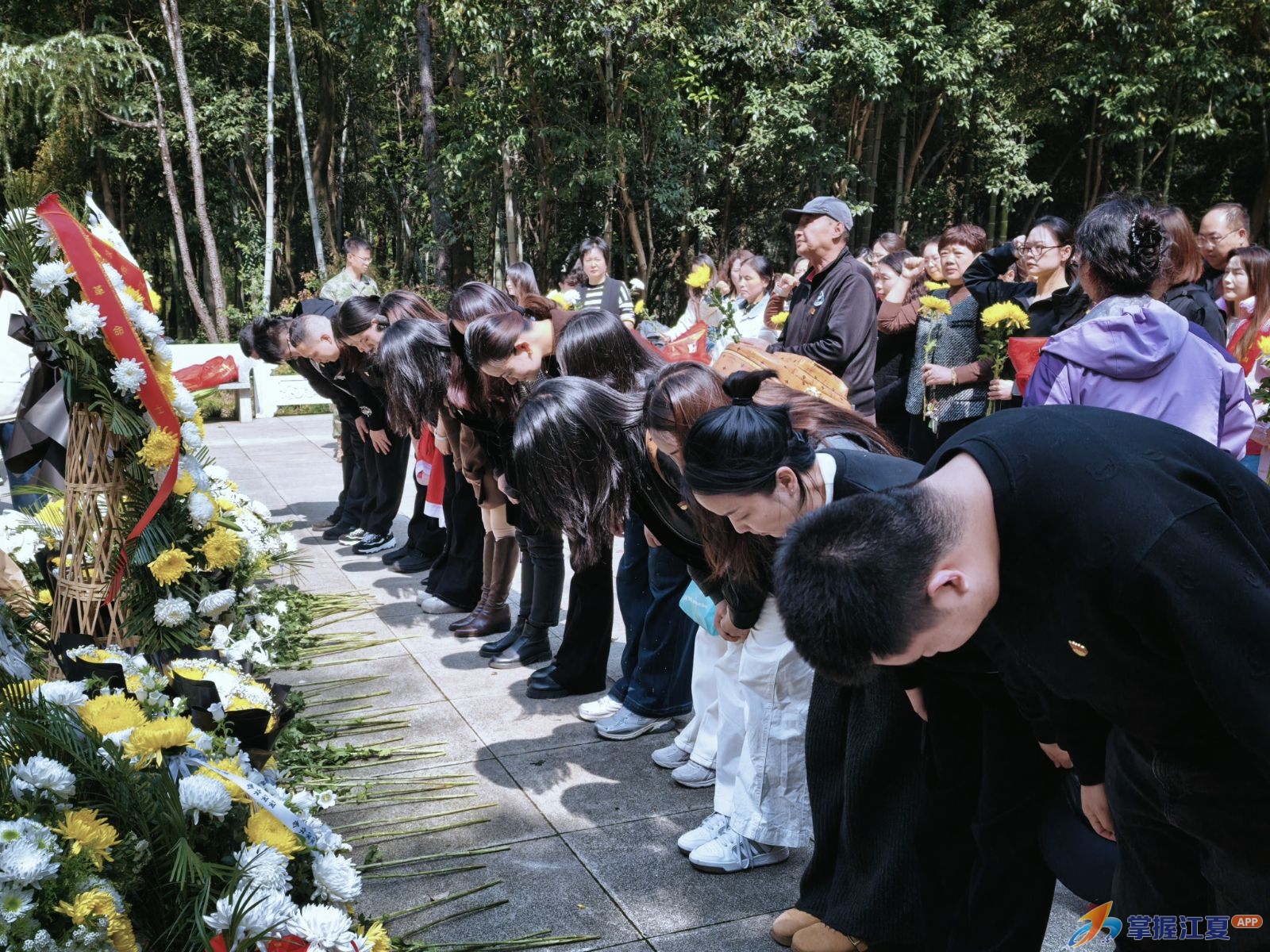 缅怀革命先烈 传承红色精神——江夏城投集团党委组织各党支部开展清明祭扫活动