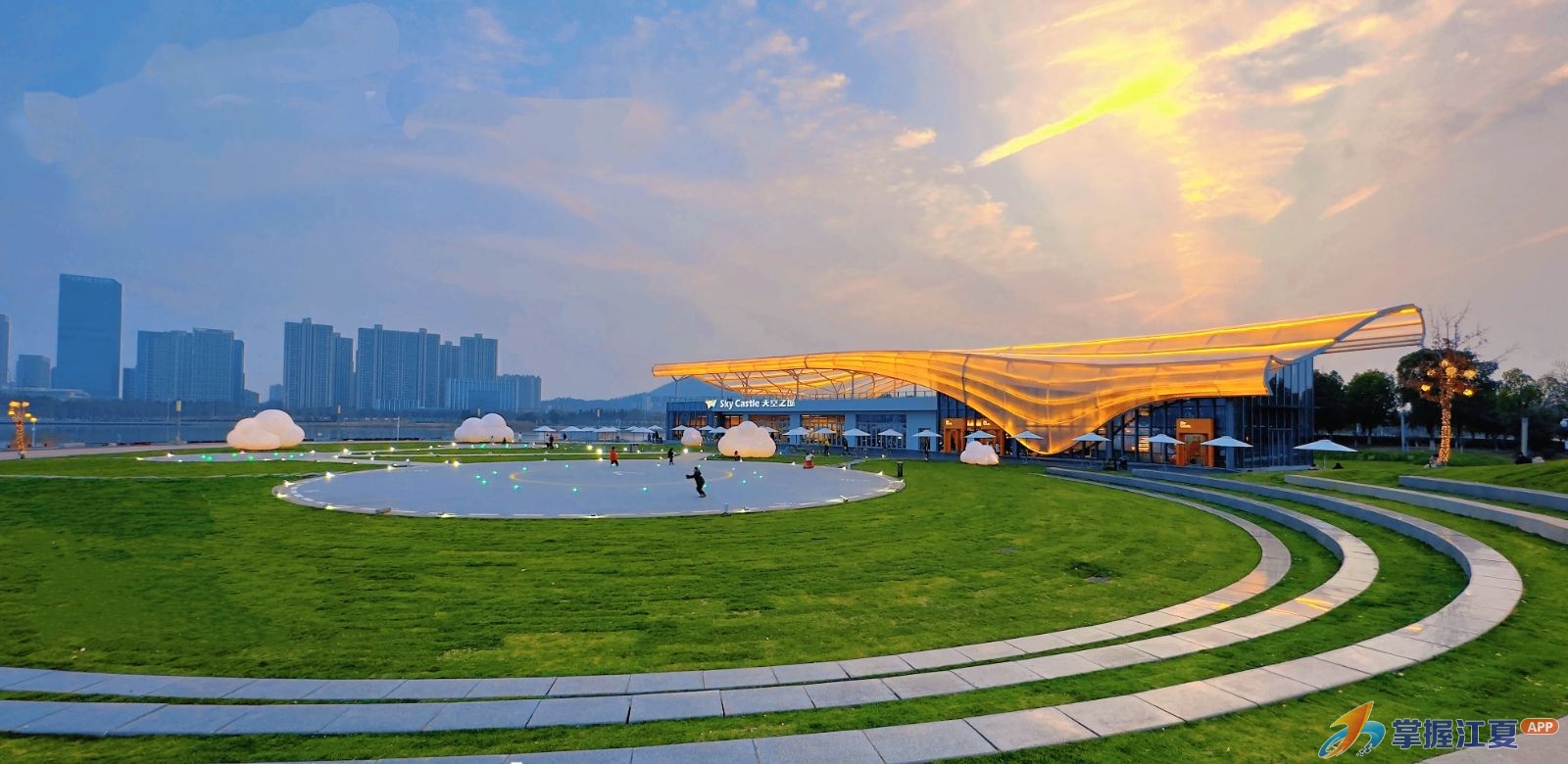 会“呼吸”的灯光秀！江夏中央大公园“天空之城”点亮城市夜空