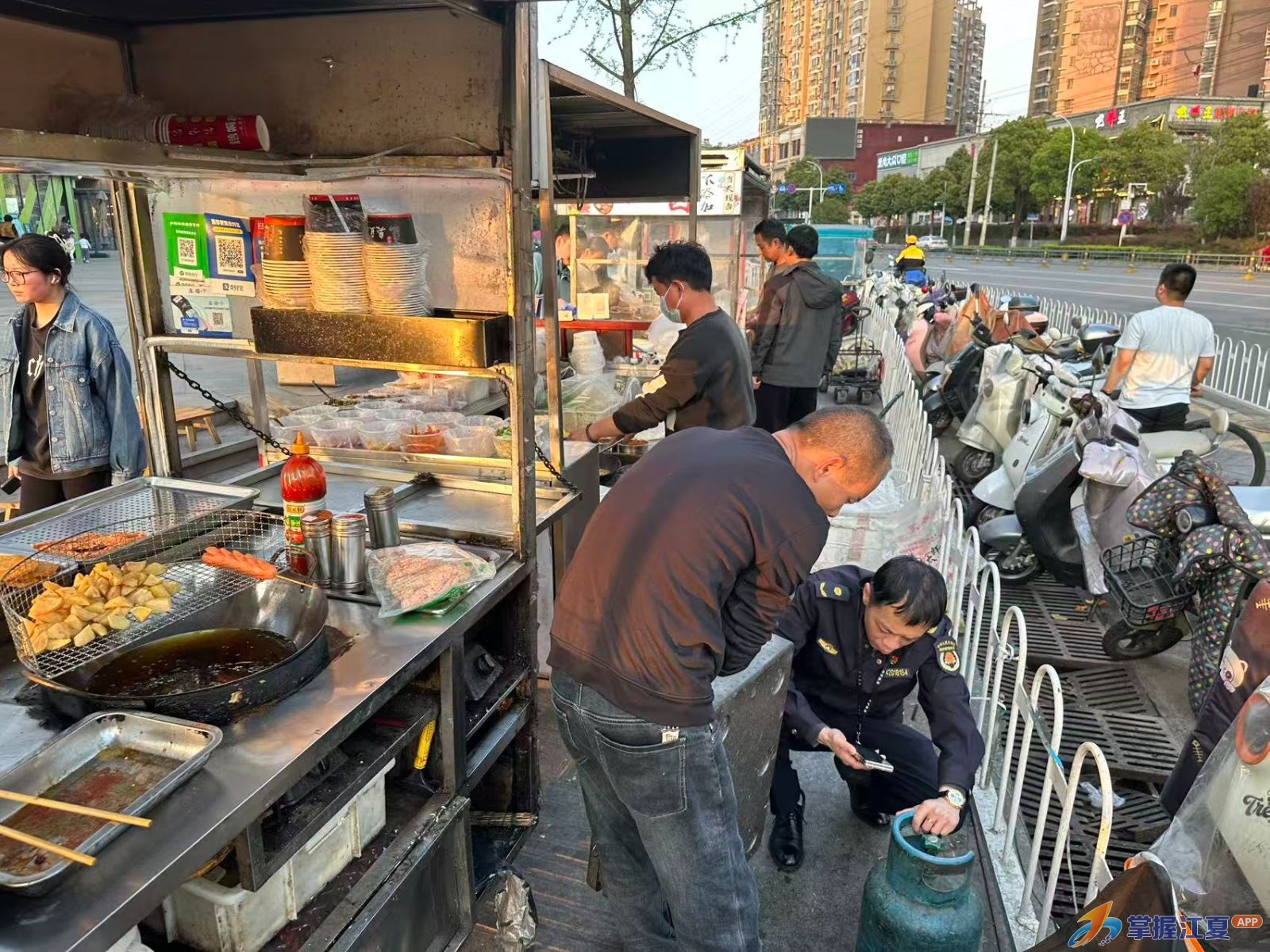 江夏城管清明值守“不打烊” 守护城市”更“明”净
