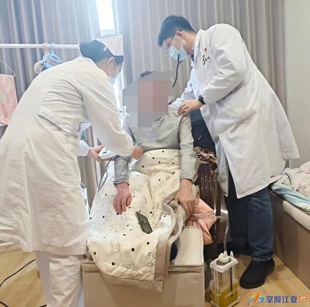 节日里的“移动诊室”：江夏区第一人民医院（协和江南医院）医护上门换胸瓶，畅通康复“最后一公里”
